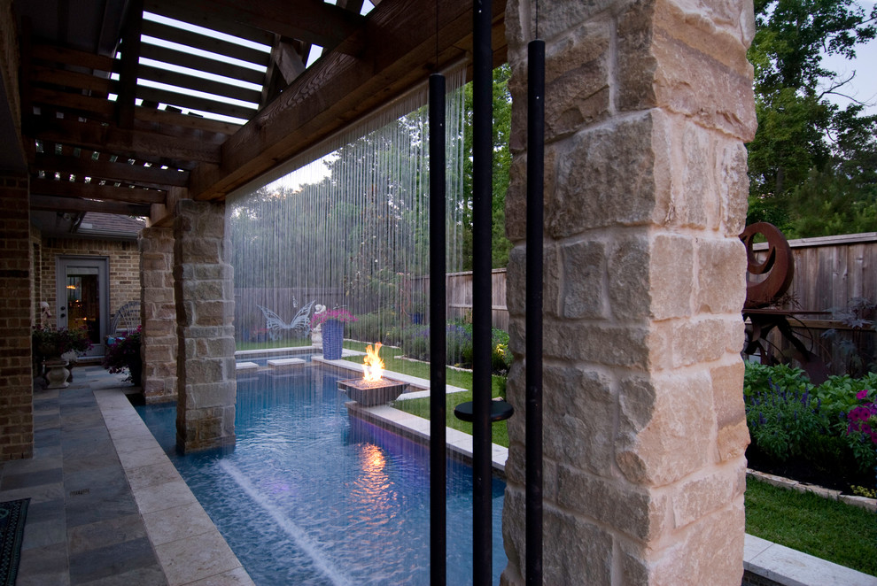 Imagen de piscinas y jacuzzis alargados clásicos pequeños a medida en patio trasero con suelo de baldosas