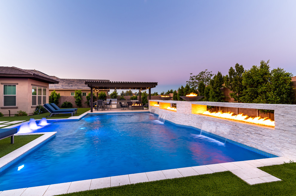 Modelo de piscina moderna grande rectangular en patio trasero