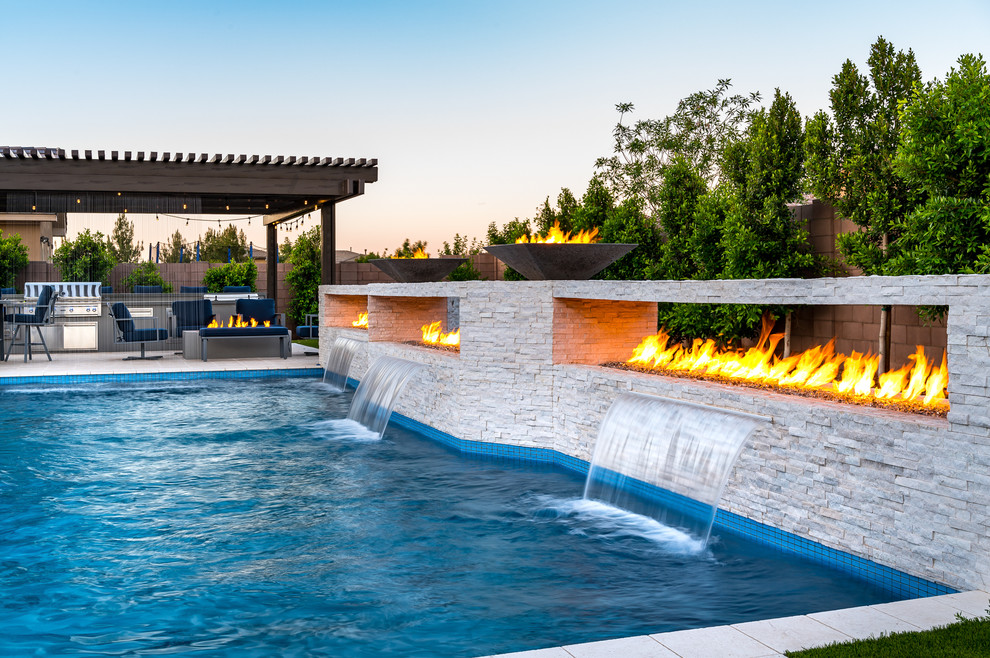 Großer Moderner Pool hinter dem Haus in rechteckiger Form in Phoenix