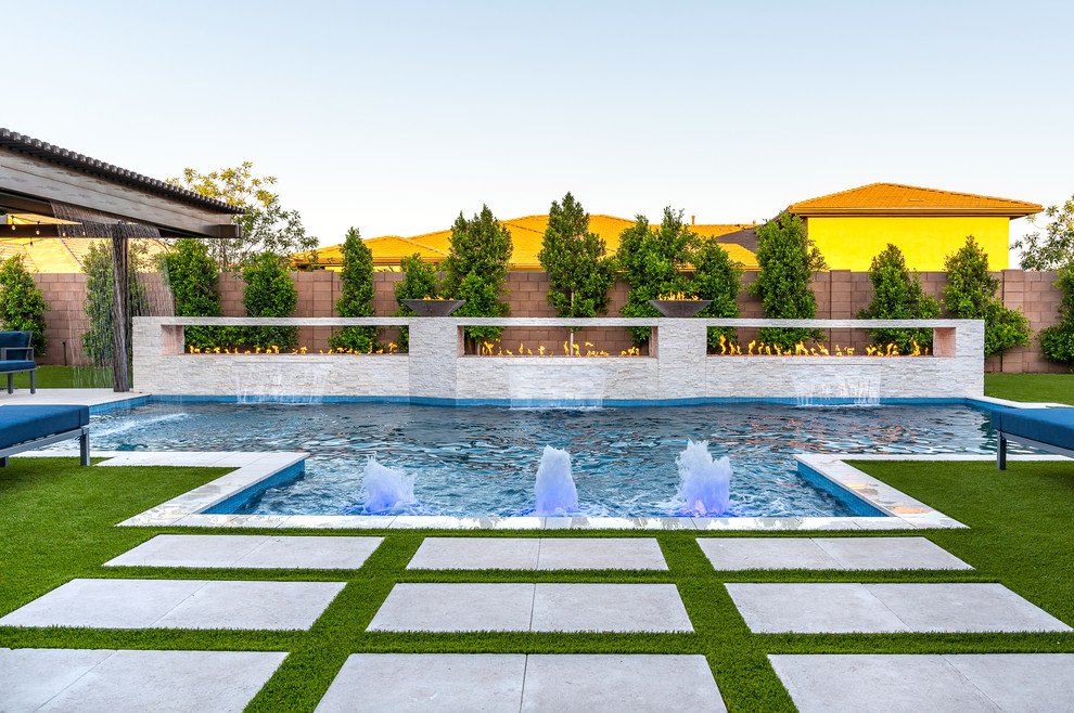 Ejemplo de piscina moderna grande rectangular en patio trasero