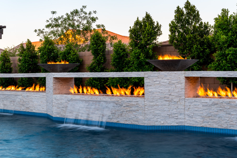 Idee per una grande piscina moderna rettangolare dietro casa
