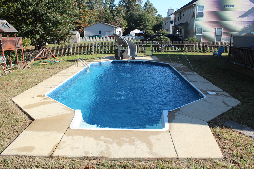 Imagen de piscina tradicional de tamaño medio rectangular en patio trasero