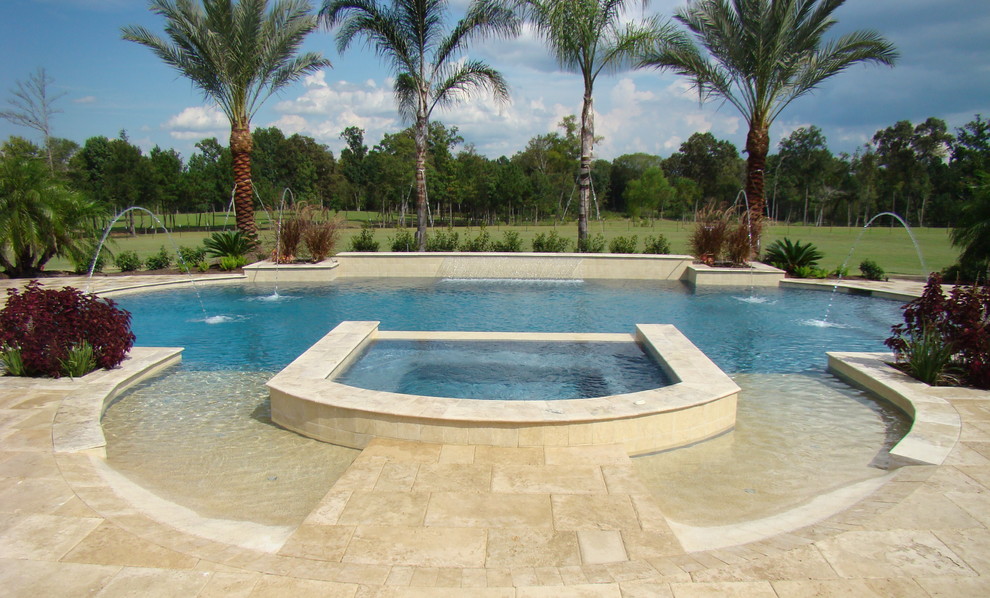 ヒューストンにあるお手頃価格の広い地中海スタイルのおしゃれな裏庭プール (噴水、スタンプコンクリート舗装) の写真