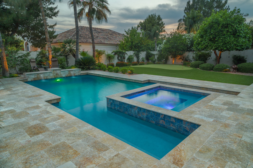 Immagine di una grande piscina mediterranea personalizzata dietro casa con fontane e piastrelle