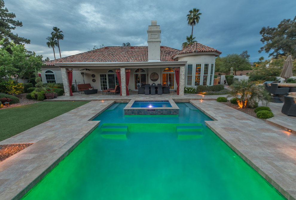 Großer, Gefliester Mediterraner Pool hinter dem Haus in individueller Form in Phoenix