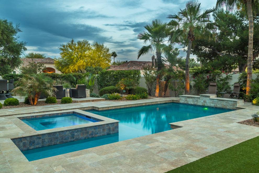 Стильный дизайн: большой бассейн произвольной формы на заднем дворе в средиземноморском стиле с джакузи и покрытием из плитки - последний тренд