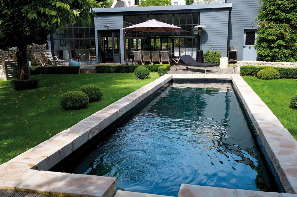 Пример оригинального дизайна: спортивный, прямоугольный бассейн среднего размера на заднем дворе в современном стиле с мощением тротуарной плиткой