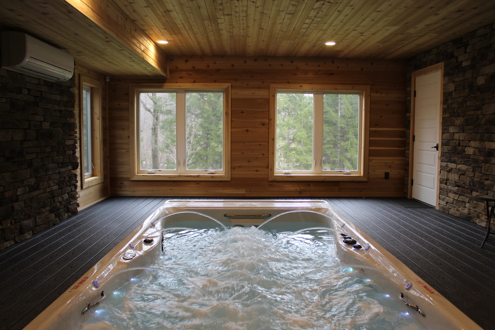 Idée de décoration pour une piscine chalet de taille moyenne et rectangle avec un point d'eau et une terrasse en bois.