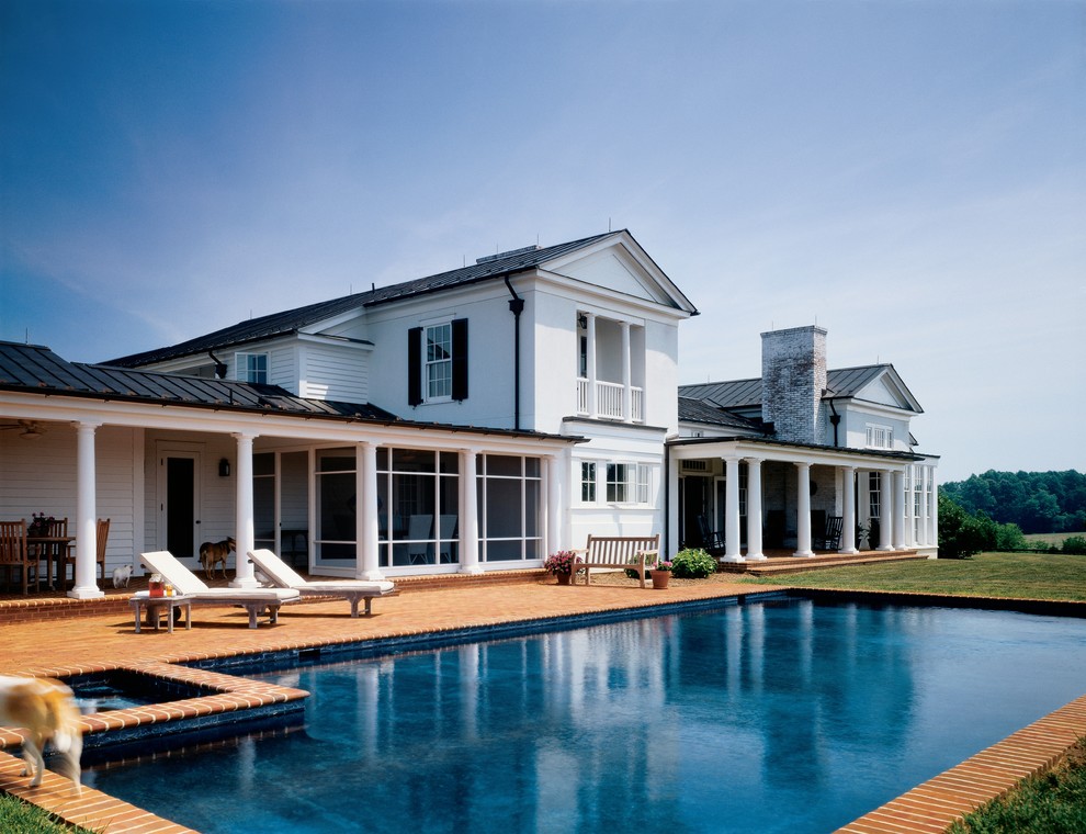 Diseño de piscina campestre rectangular en patio trasero con adoquines de ladrillo