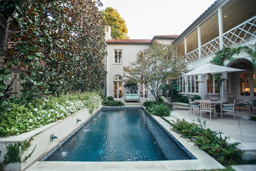 Пример оригинального дизайна: прямоугольный бассейн на заднем дворе в средиземноморском стиле с фонтаном