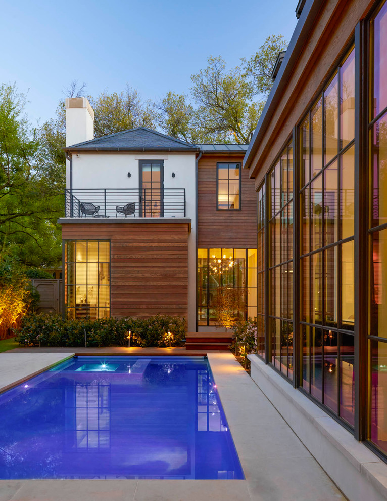 Immagine di una piscina monocorsia minimal rettangolare di medie dimensioni e dietro casa con una vasca idromassaggio e pavimentazioni in pietra naturale