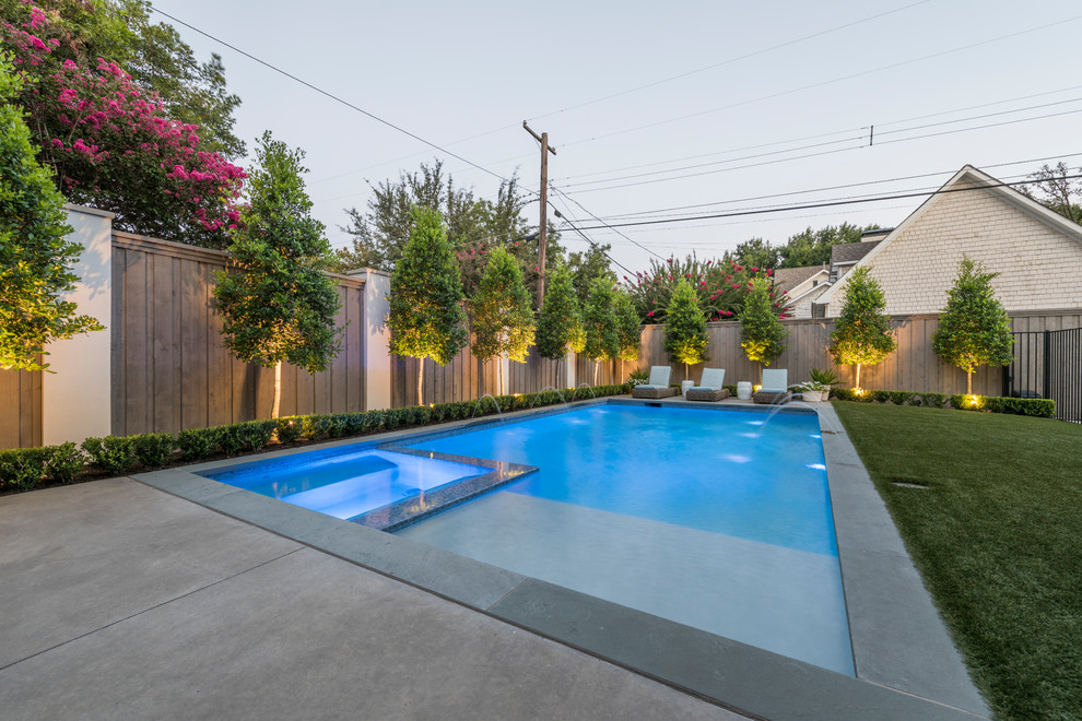 Идея дизайна: прямоугольный бассейн среднего размера на заднем дворе в классическом стиле с джакузи и покрытием из бетонных плит