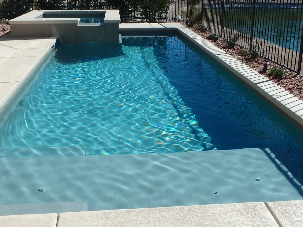 Foto di una piccola piscina minimalista rettangolare dietro casa con pedane