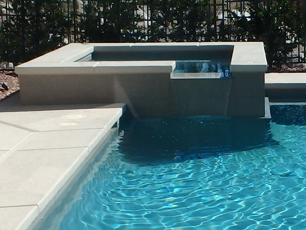 Идея дизайна: маленький наземный, прямоугольный бассейн на заднем дворе в стиле модернизм с фонтаном и настилом для на участке и в саду
