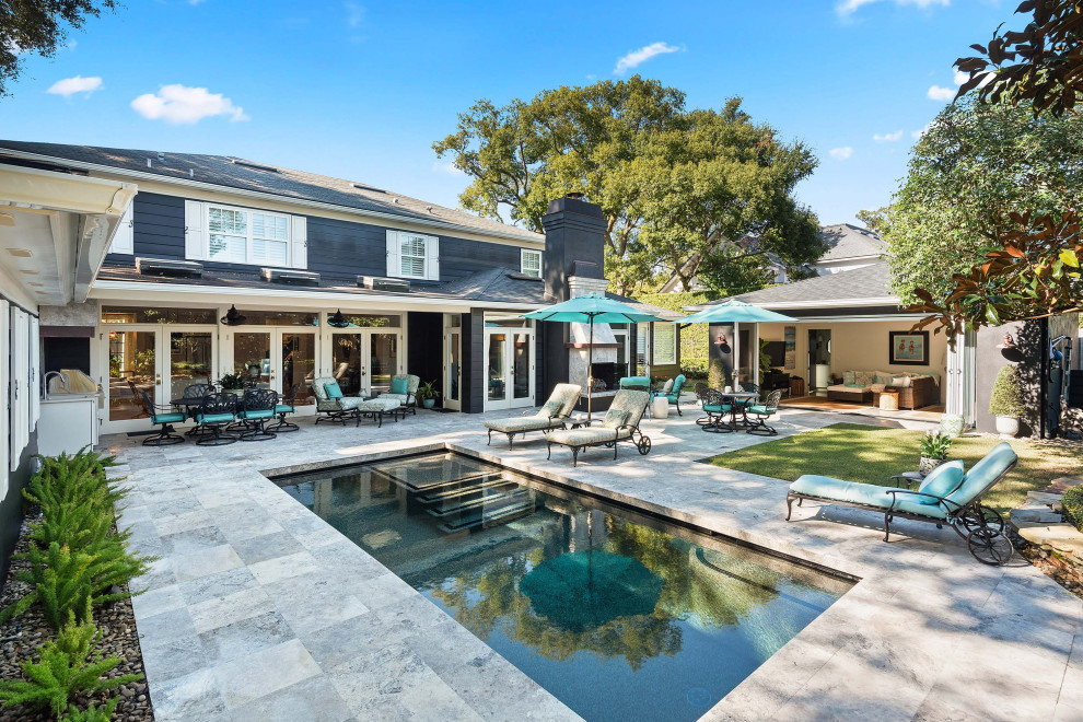 Ispirazione per una grande piscina classica rettangolare dietro casa con una dépendance a bordo piscina e pavimentazioni in pietra naturale