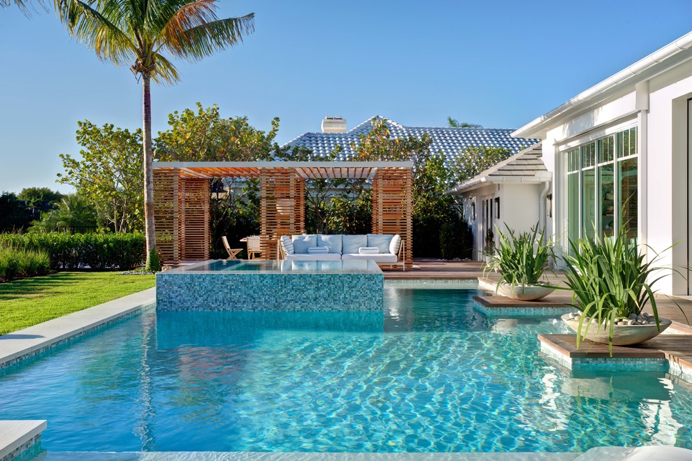 Свежая идея для дизайна: бассейн на заднем дворе в морском стиле с джакузи - отличное фото интерьера