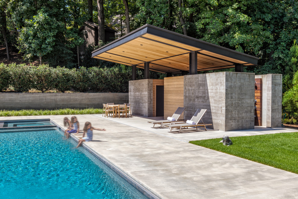 Foto di una piscina contemporanea rettangolare di medie dimensioni con lastre di cemento