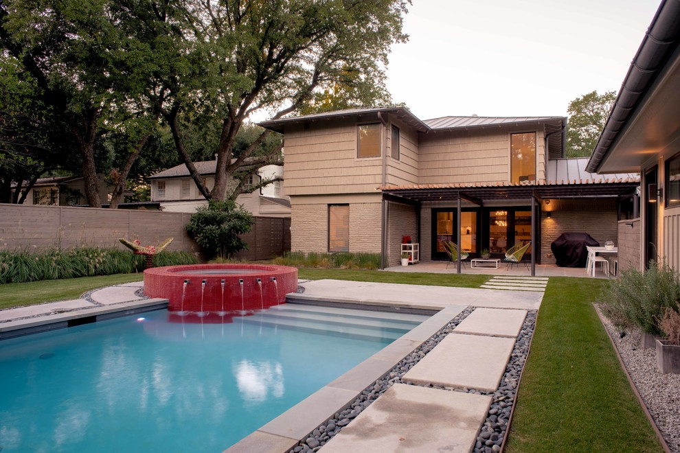 Пример оригинального дизайна: прямоугольный, спортивный бассейн среднего размера на заднем дворе в современном стиле с покрытием из бетонных плит и джакузи