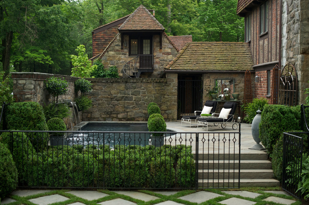 Свежая идея для дизайна: маленький бассейн в классическом стиле для на участке и в саду - отличное фото интерьера
