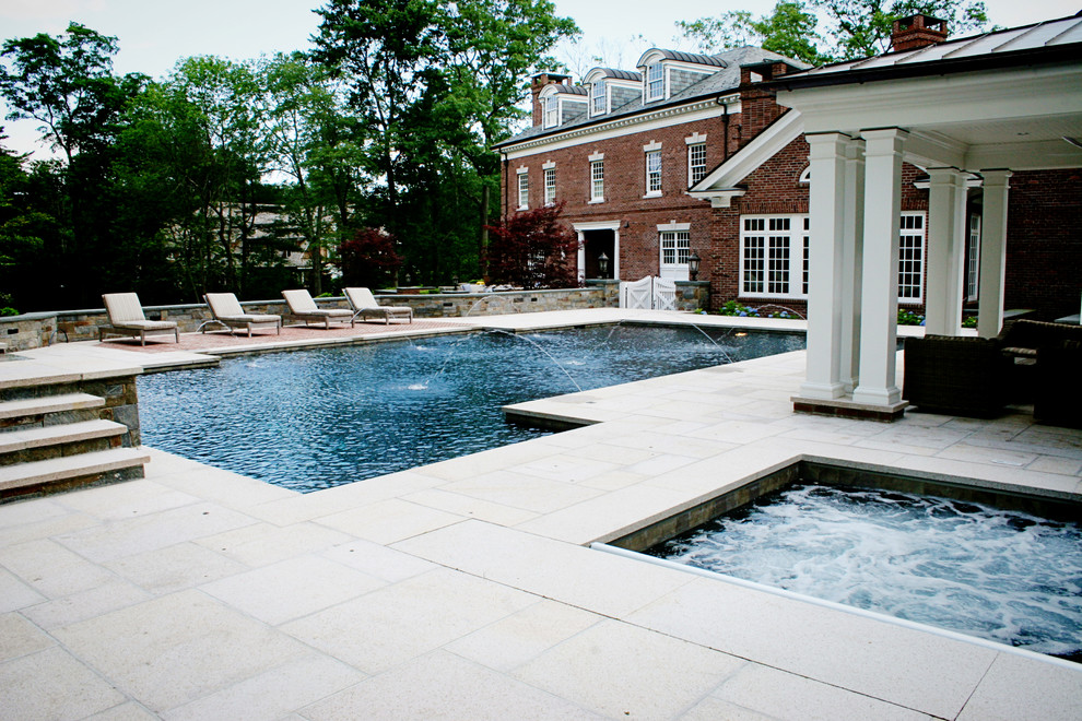 Inredning av en modern mycket stor anpassad pool på baksidan av huset, med en fontän