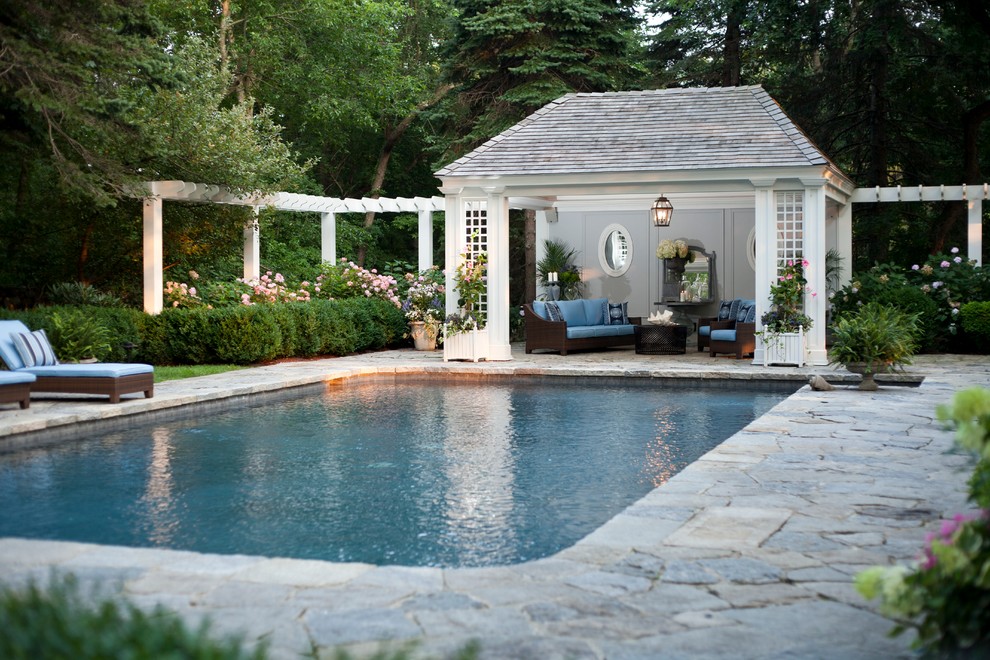 Inspiration för en vintage rektangulär pool, med naturstensplattor