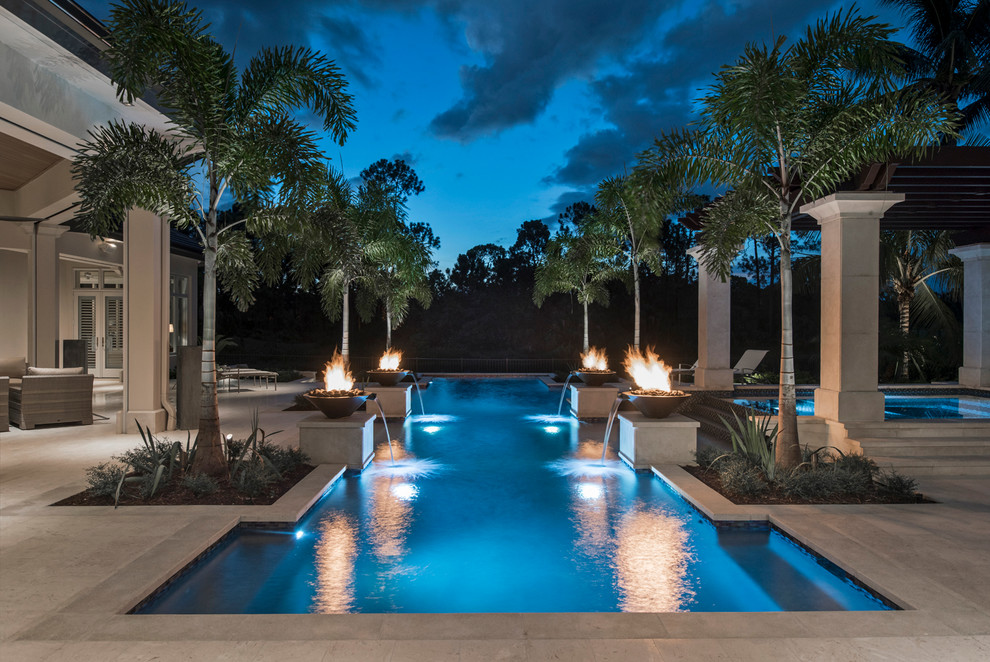 マイアミにある中くらいなトランジショナルスタイルのおしゃれな裏庭プール (天然石敷き) の写真