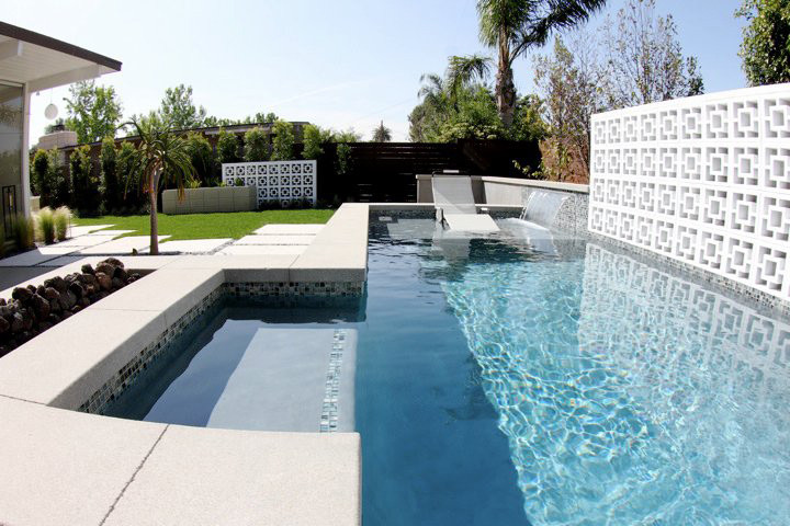 This is an example of a midcentury swimming pool in Los Angeles.