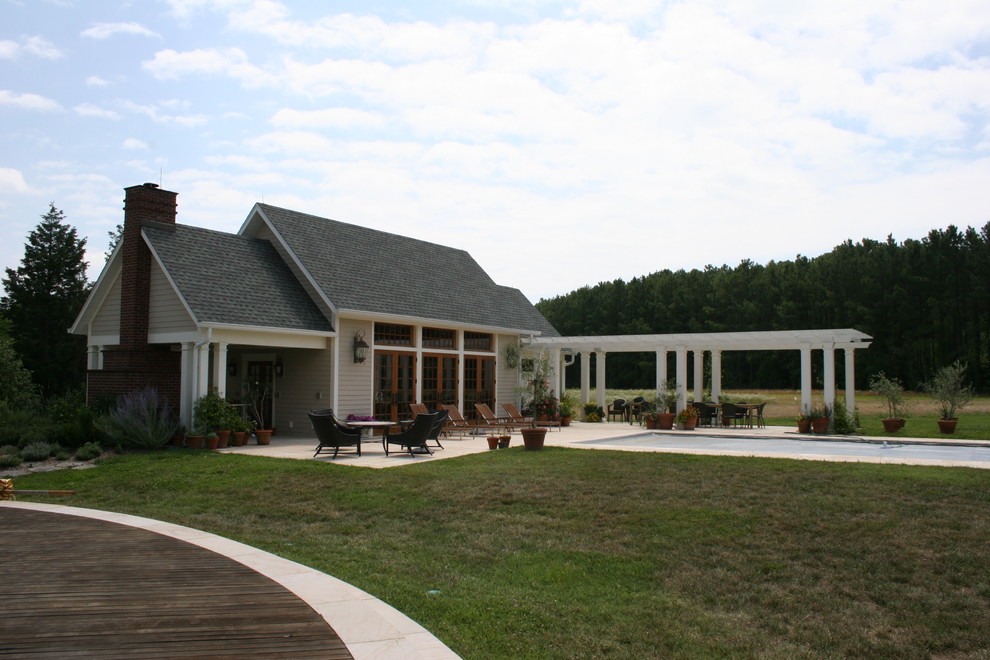 Modelo de casa de la piscina y piscina alargada clásica grande rectangular en patio trasero