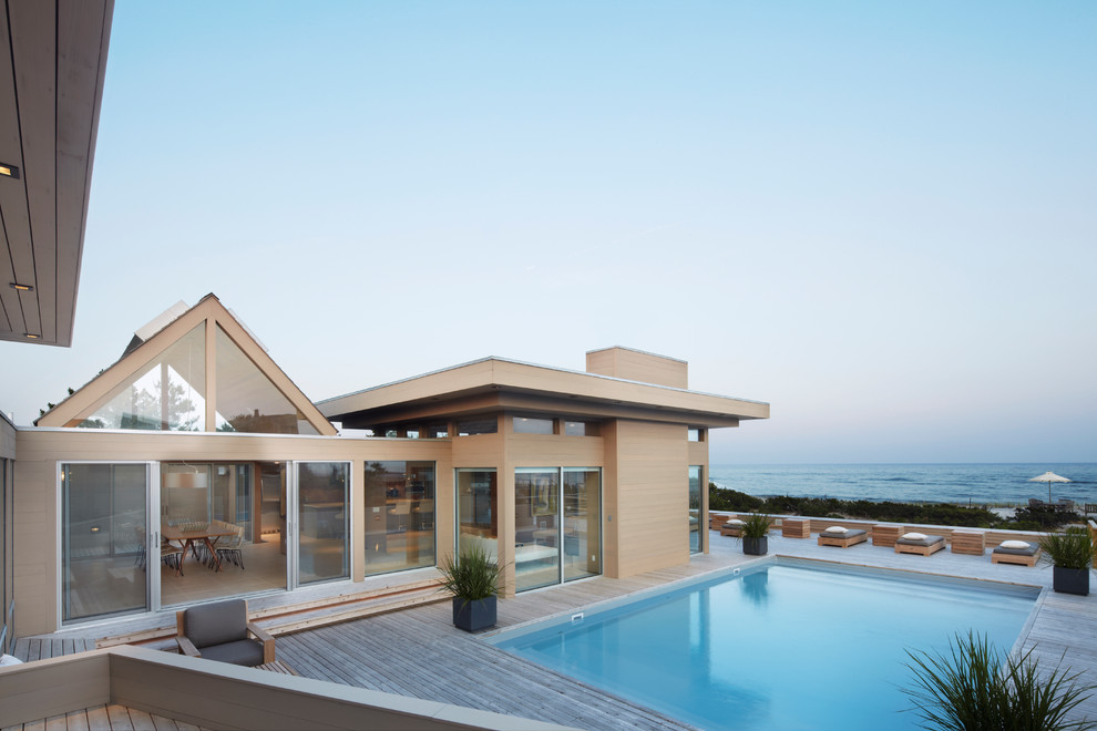 Foto di una grande piscina stile marino rettangolare dietro casa con pedane