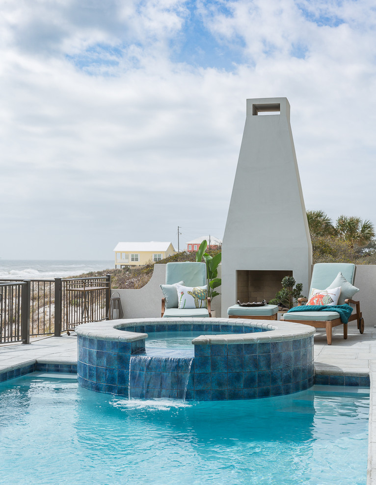 Mittelgroßer Maritimer Pool hinter dem Haus in rechteckiger Form mit Natursteinplatten in Miami
