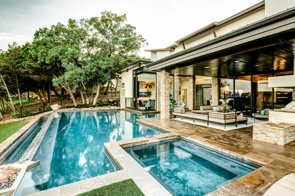 Idee per una grande piscina moderna personalizzata dietro casa con fontane e piastrelle