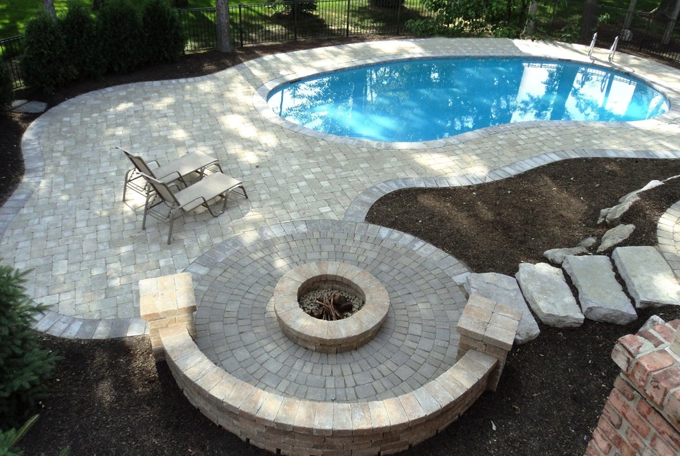 Klassischer Pool hinter dem Haus in individueller Form mit Pflastersteinen in Detroit