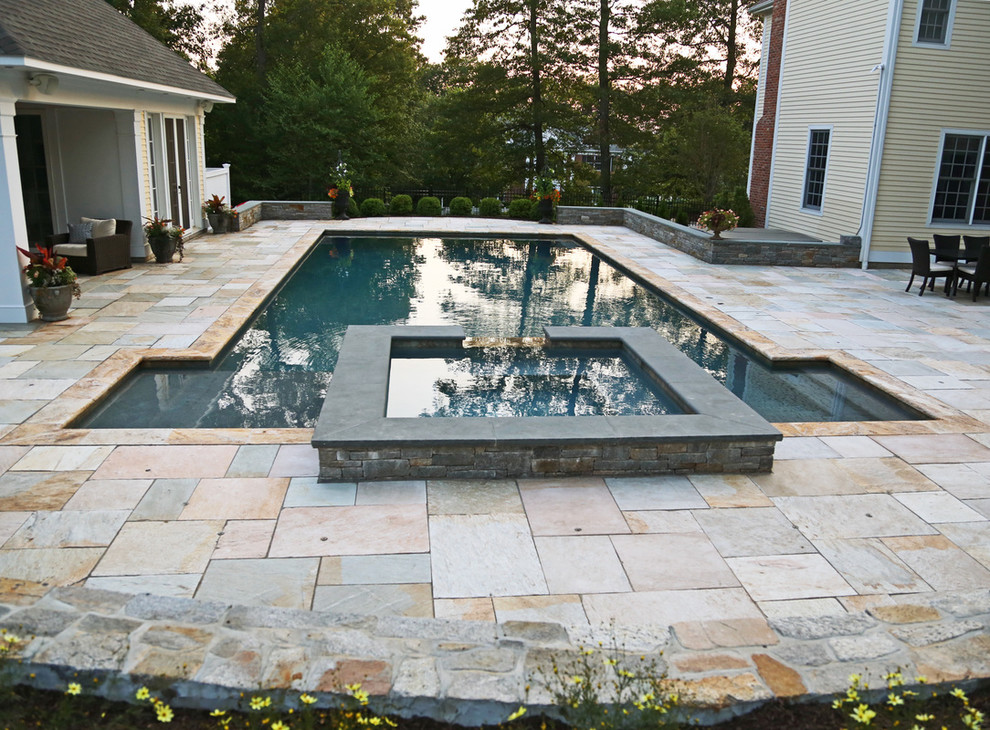Imagen de piscinas y jacuzzis tradicionales renovados rectangulares en patio trasero con adoquines de piedra natural