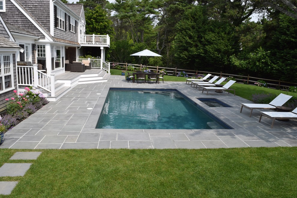 Foto de piscina alargada marinera de tamaño medio rectangular en patio trasero con suelo de baldosas