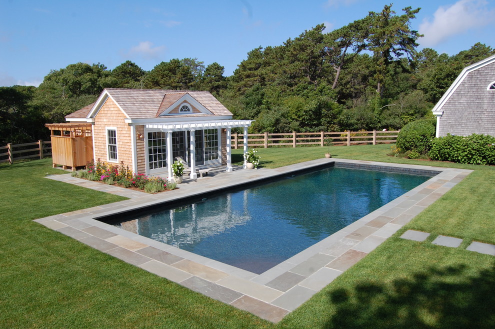 Foto de casa de la piscina y piscina alargada tradicional de tamaño medio rectangular en patio trasero con suelo de baldosas