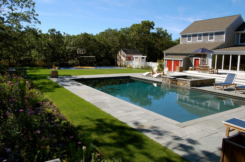 Diseño de piscinas y jacuzzis alargados tradicionales grandes rectangulares en patio trasero con suelo de baldosas