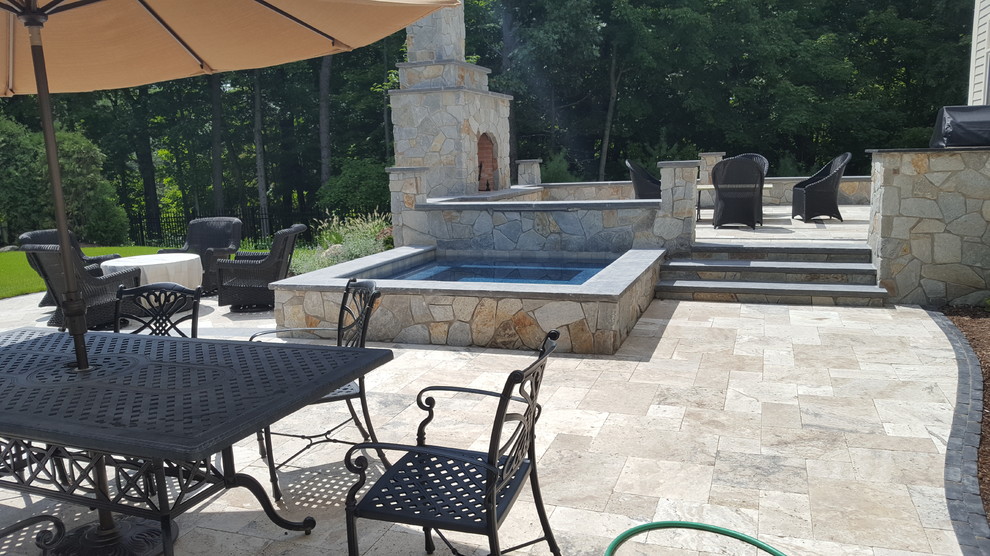 Источник вдохновения для домашнего уюта: угловой бассейн на заднем дворе в стиле модернизм с покрытием из каменной брусчатки
