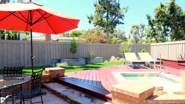 Diseño de piscinas y jacuzzis contemporáneos grandes rectangulares en patio trasero con entablado