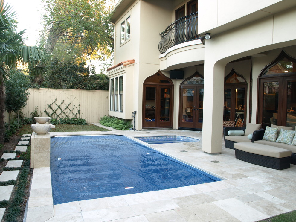 Ejemplo de piscina con fuente de estilo zen pequeña rectangular en patio trasero