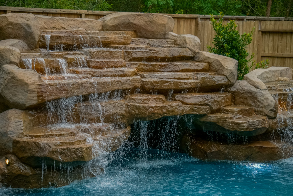 Свежая идея для дизайна: большой бассейн произвольной формы на заднем дворе в морском стиле с покрытием из каменной брусчатки - отличное фото интерьера