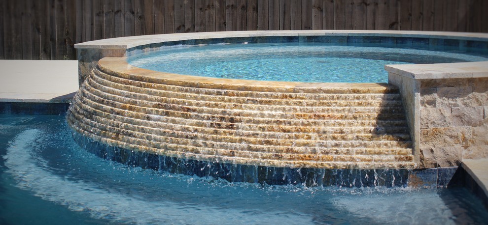 Exemple d'une grande piscine naturelle et arrière montagne sur mesure avec un bain bouillonnant.