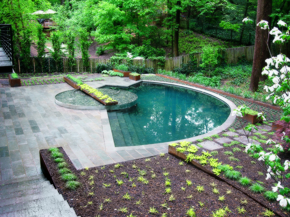 Idées déco pour une piscine contemporaine sur mesure.