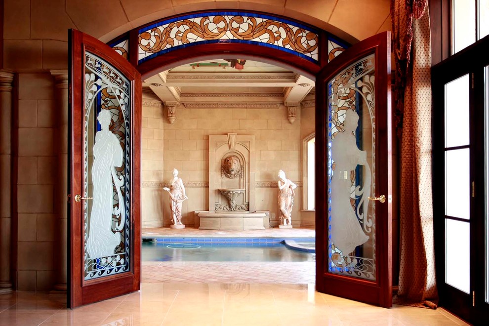 Идея дизайна: большой прямоугольный бассейн в доме в стиле неоклассика (современная классика) с фонтаном и покрытием из плитки