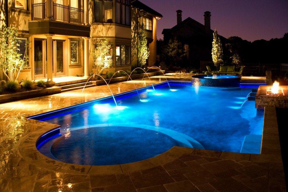 Diseño de piscina con fuente clásica renovada grande rectangular en patio trasero con adoquines de piedra natural