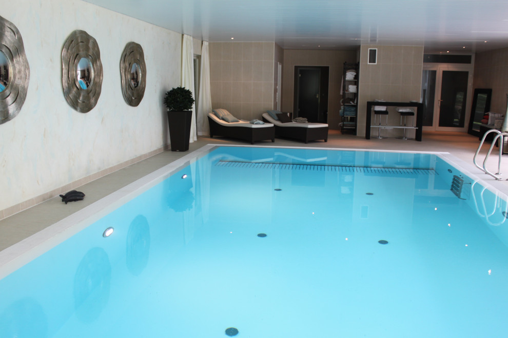 Modelo de piscina infinita marinera grande interior y rectangular con suelo de baldosas