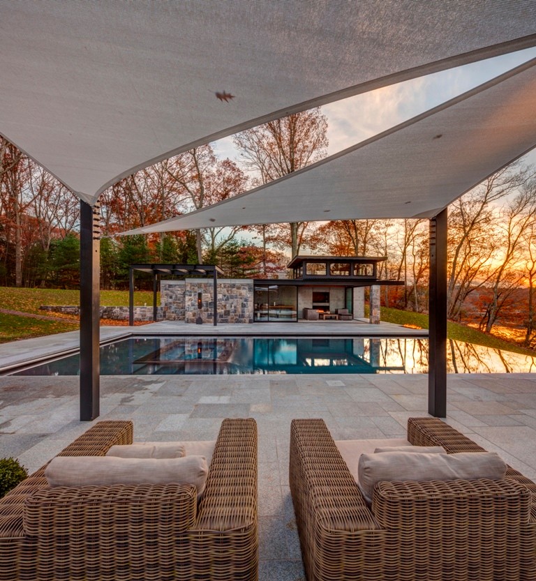 Großer, Gefliester Moderner Pool hinter dem Haus in rechteckiger Form in New York