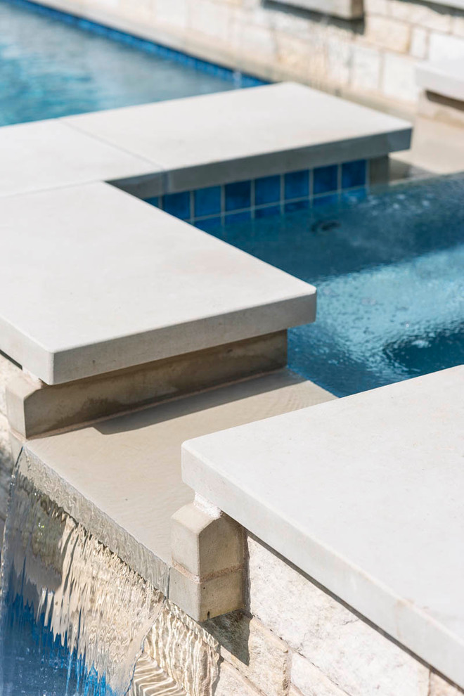 Ejemplo de piscina con fuente minimalista a medida en patio trasero