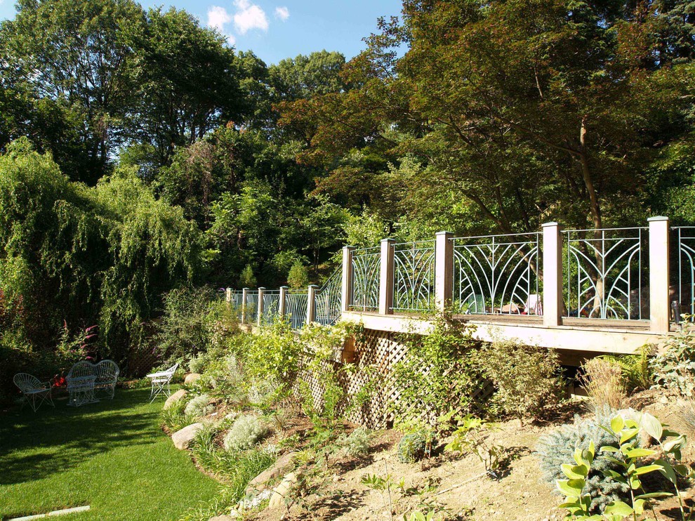 Idée de décoration pour un grand jardin arrière craftsman avec une terrasse en bois.