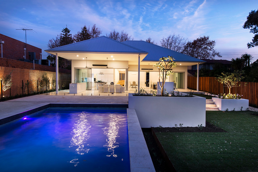 Immagine di una grande piscina fuori terra design rettangolare dietro casa