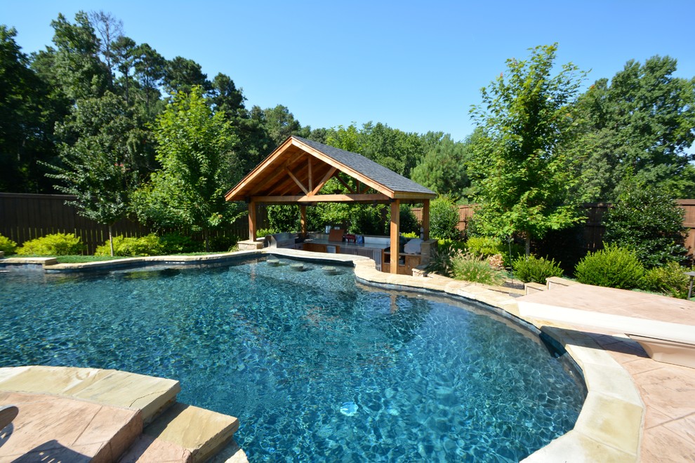 Diseño de piscina con fuente alargada rural extra grande a medida en patio trasero con adoquines de piedra natural